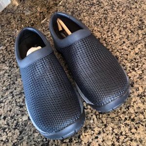 New women’s Merrell navy blue shoes!
